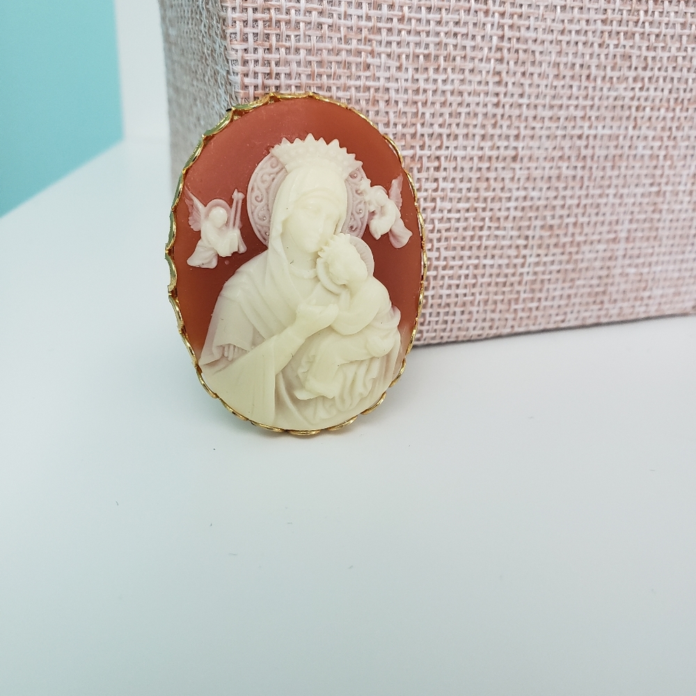 Vintage religious cameo style brooch - Picture 2 of 4